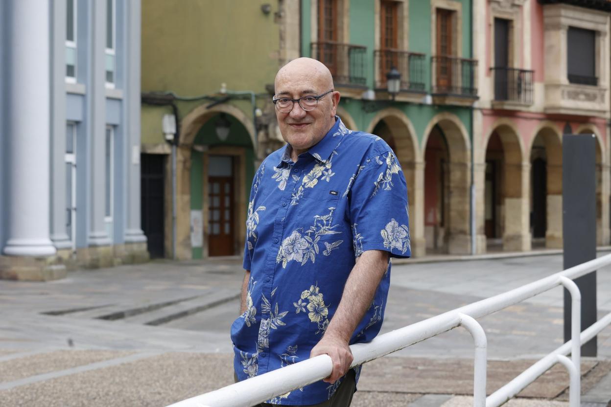 Antonio Altarriba, ante la Casa de Cultura de Avilés. 