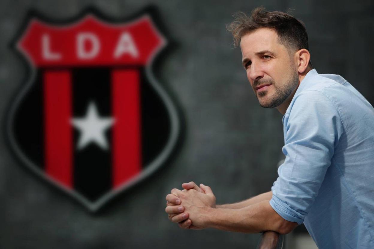 El español Agustín Lleida, nuevo director general del Real Oviedo, durante su etapa en el Alajuelense.