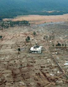 Imagen secundaria 2 - Imágenes de los tsunamis de 2004 en Indonesia y Japón en 2011.