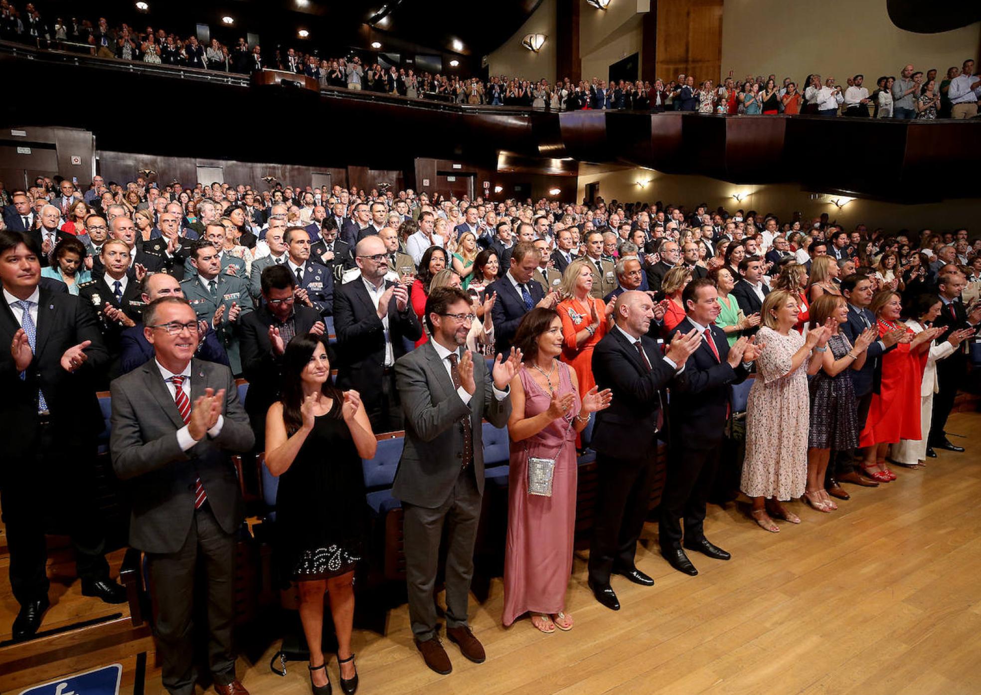 Público asistente a la entrega de las Medallas de Asturias celebrado en el Auditorio Príncipe Felipe, con los miembros del Gobierno regional en primer término, y representantes de los partidos y autoridades civiles, policiales y militares tras ellos. 