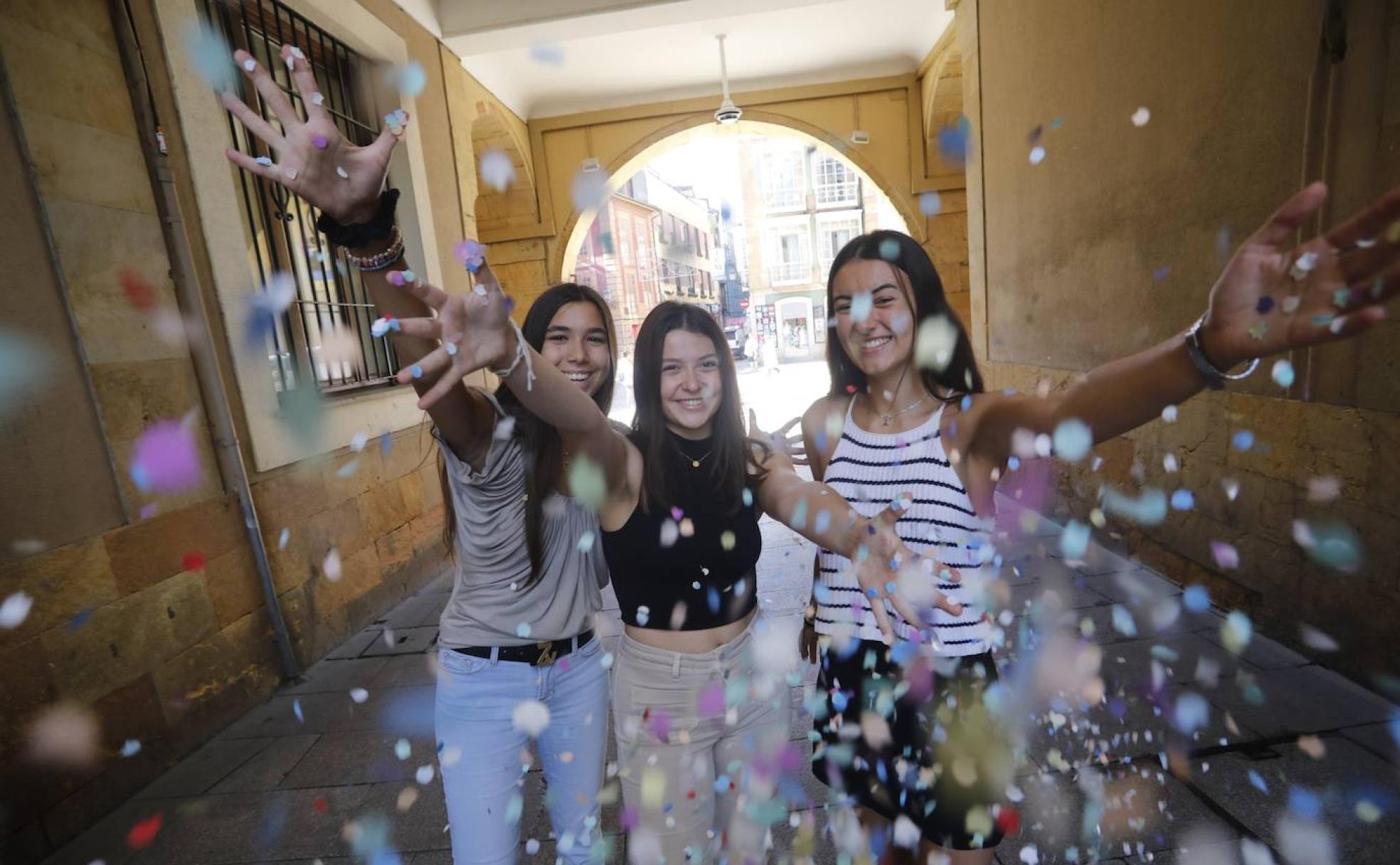 Protagonistas. Blanca Zarceño, Nadaya Villarino y Mar Benito, en la calle Cimadevilla. 
