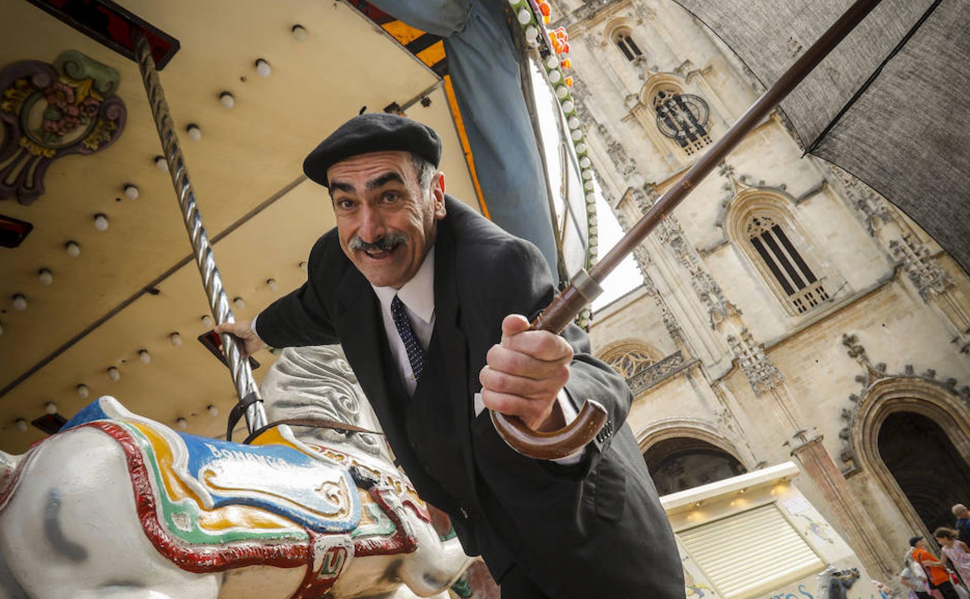 Mateín, en el carrusel ante la Catedral, dispuesto para la fiesta. 