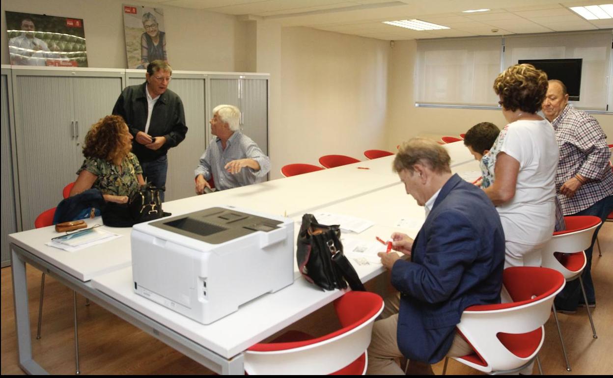 Primeras firmas para forzar unas primarias en el PSOE de Gijón, el pasado 1 de septiembre. 