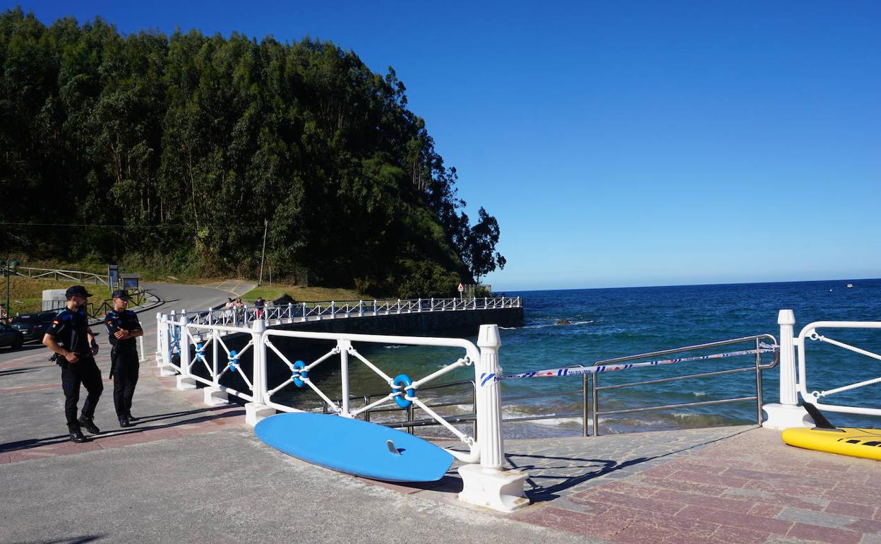 Dos agentes de la Policía Local vigilan la playa de Santa Marina de Ribadesella. 