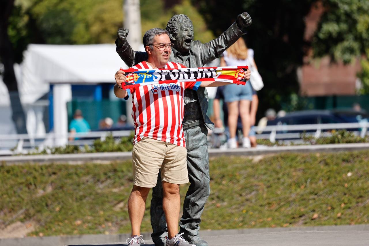 Fotos: Buen ambiente en El Molinón antes del partido