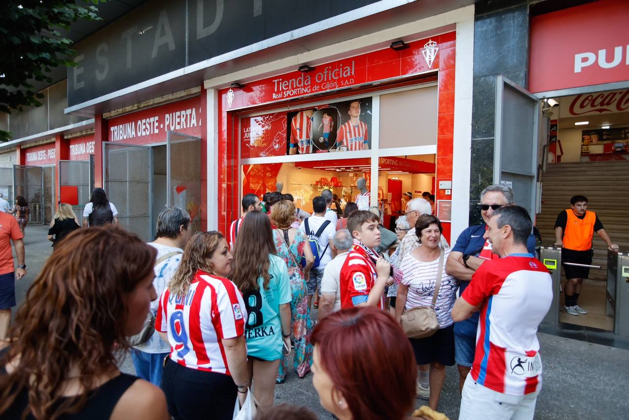 Fotos: Buen ambiente en El Molinón antes del partido