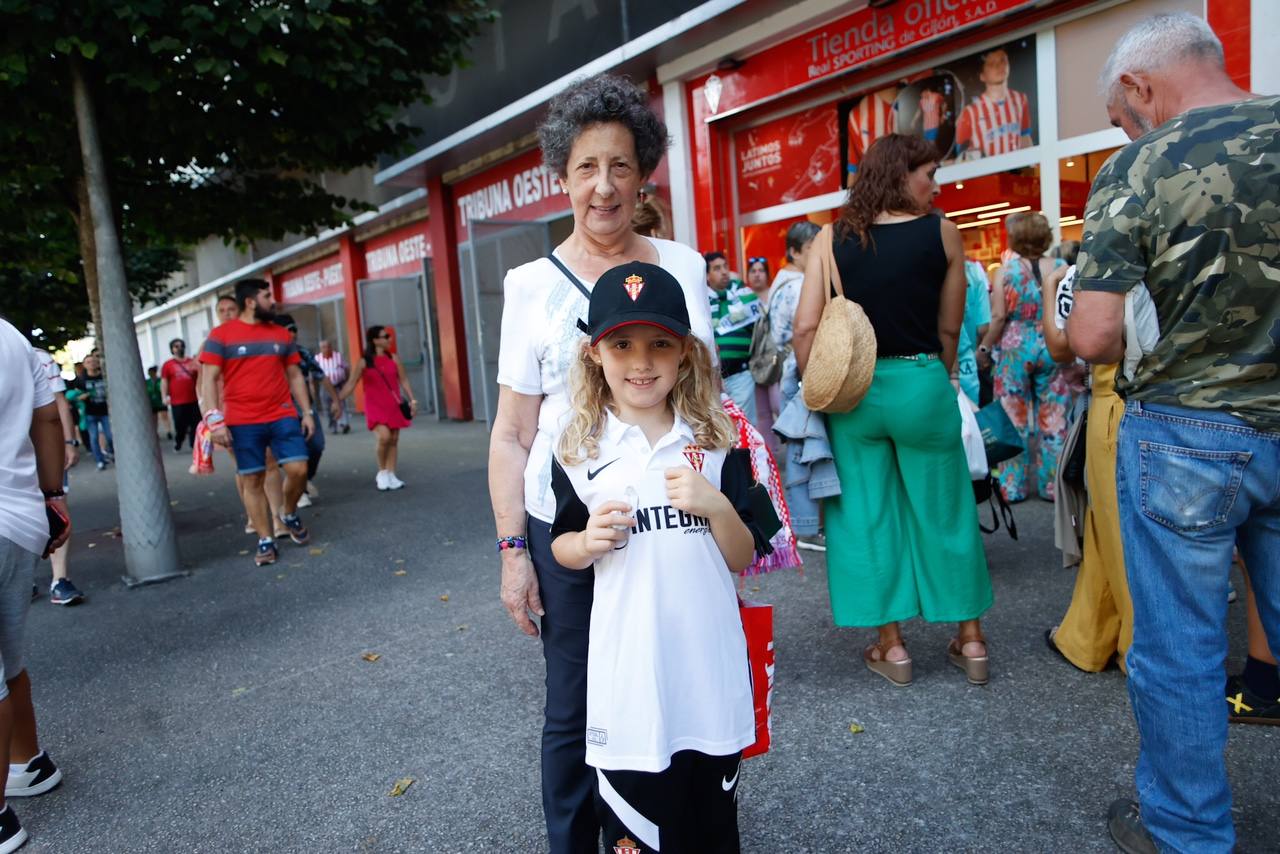 Fotos: Buen ambiente en El Molinón antes del partido