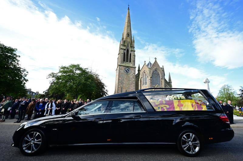 Fotos: Los restos mortales de Isabel II se trasladan de Balmoral a Edimburgo