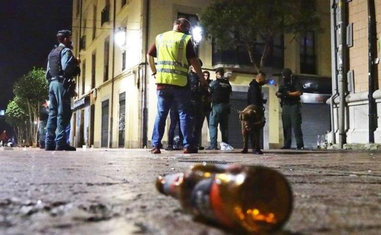 Imagen de archivo. Agentes de la Guardia Civil durante un operativo contra los botellones desarrollado en el Oriente de Asturias.