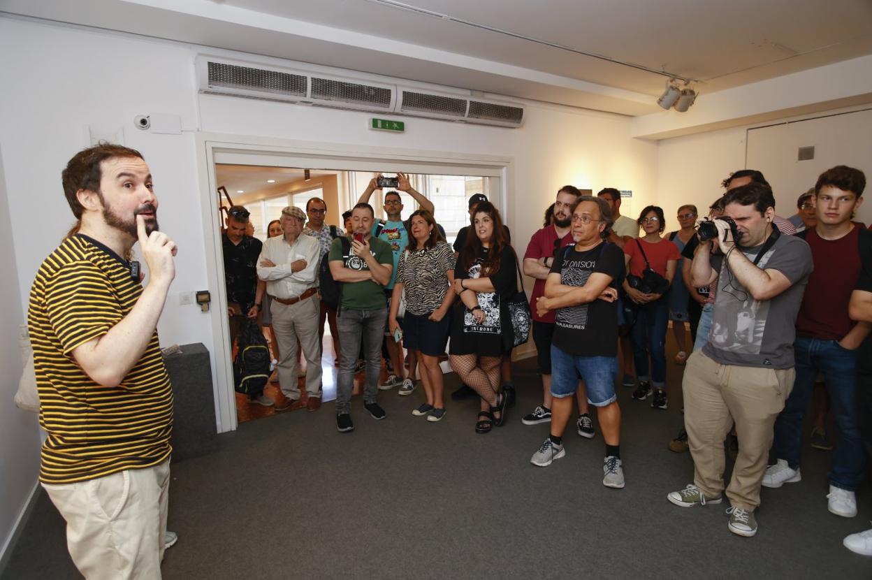 Isaac Sánchez, durante el recorrido por su exposición en la Casa de Cultura. 