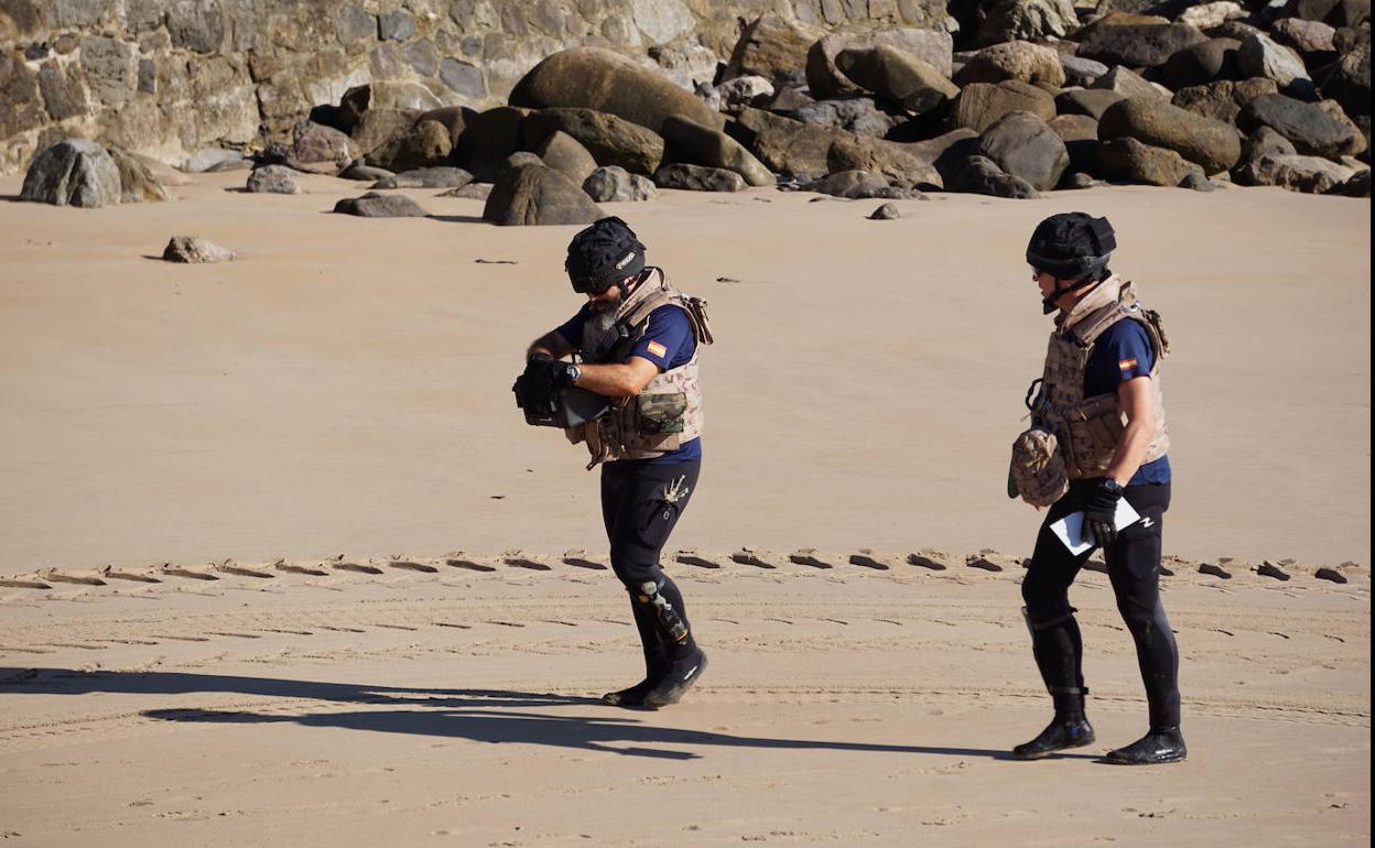Amplio dispositivo en la playa de Santa Marina de Ribadesella para retirar el artefacto.