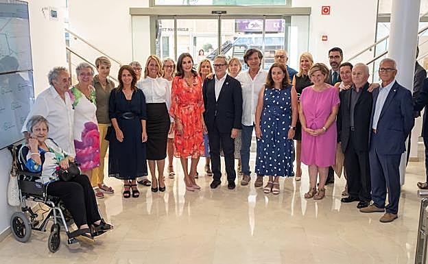 Esta misma semana, con el bioquímico Carlos López Otín –en el centro, con camisa blanca–, con quien mantiene una estrecha relación, en un acto de la Asociación Española Contra el Cáncer.