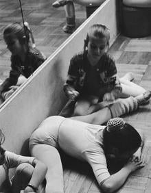 Imagen secundaria 2 - Vestida con el traje tradicional asturiano. En la otra imagen, en las clases de ballet de la desaparecida Marisa Fanjul.