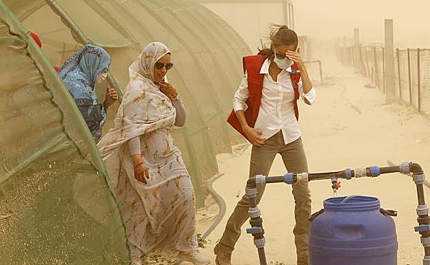 En medio de una tormenta de arena, el pasado mes de junio, durante su viaje de cooperación a Mauritania. 