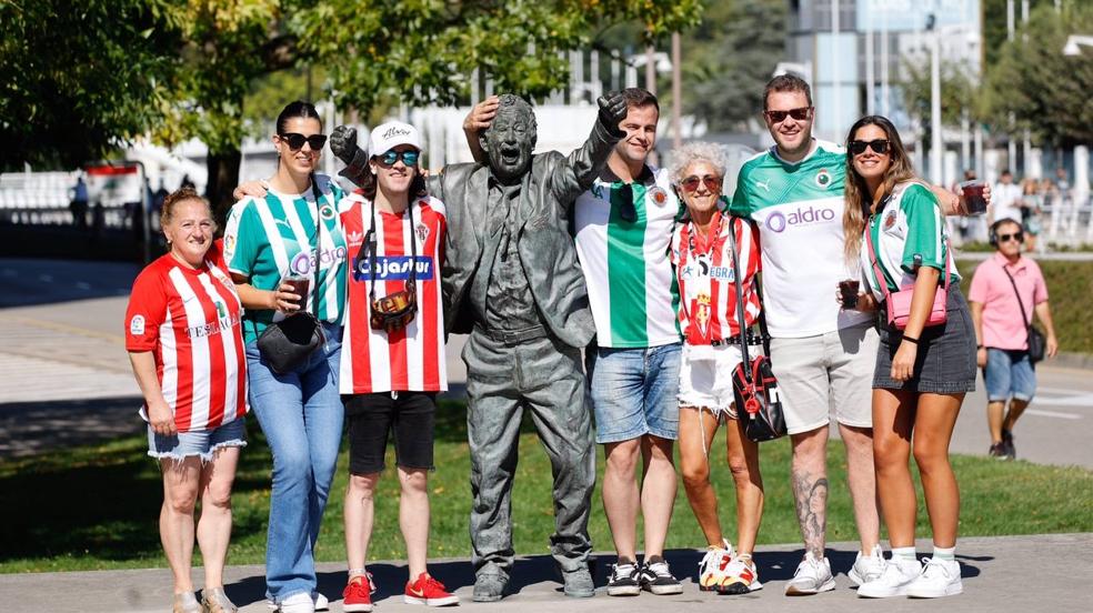 Buen ambiente en El Molinón antes del partido