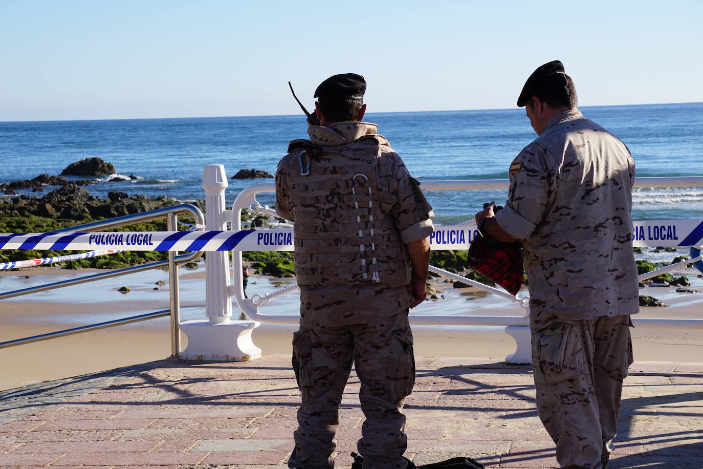 Fotos: Gran despliegue en Ribadesella para retirar el artefacto hallado en la playa