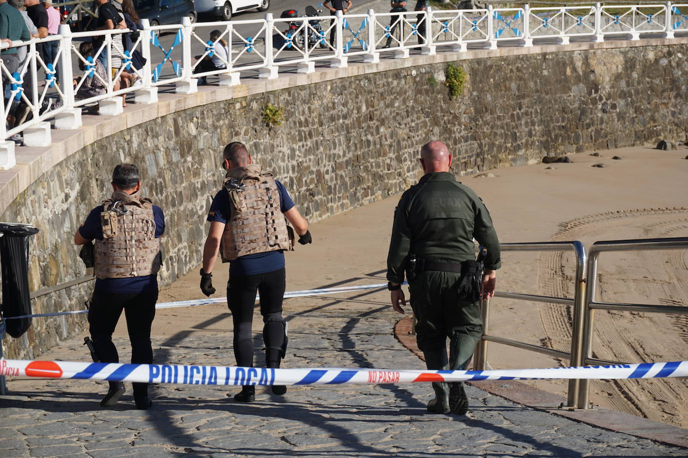 Fotos: Gran despliegue en Ribadesella para retirar el artefacto hallado en la playa