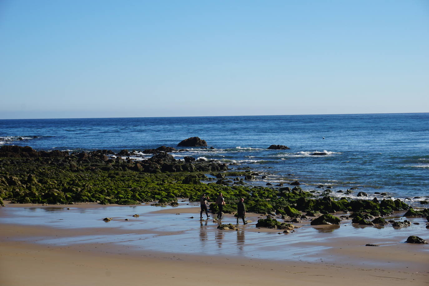 Fotos: Gran despliegue en Ribadesella para retirar el artefacto hallado en la playa