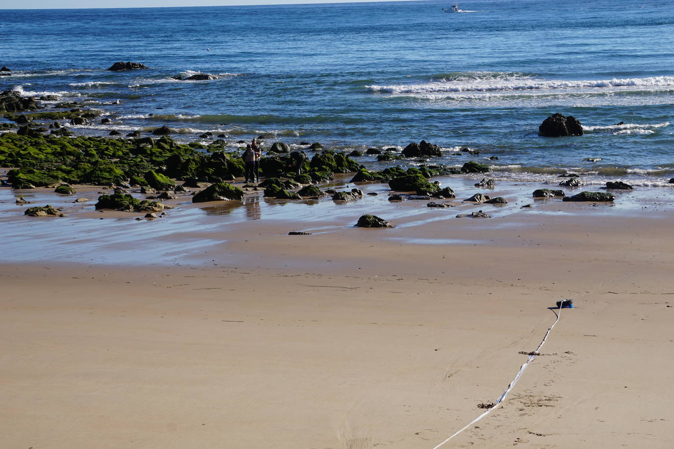 Fotos: Gran despliegue en Ribadesella para retirar el artefacto hallado en la playa