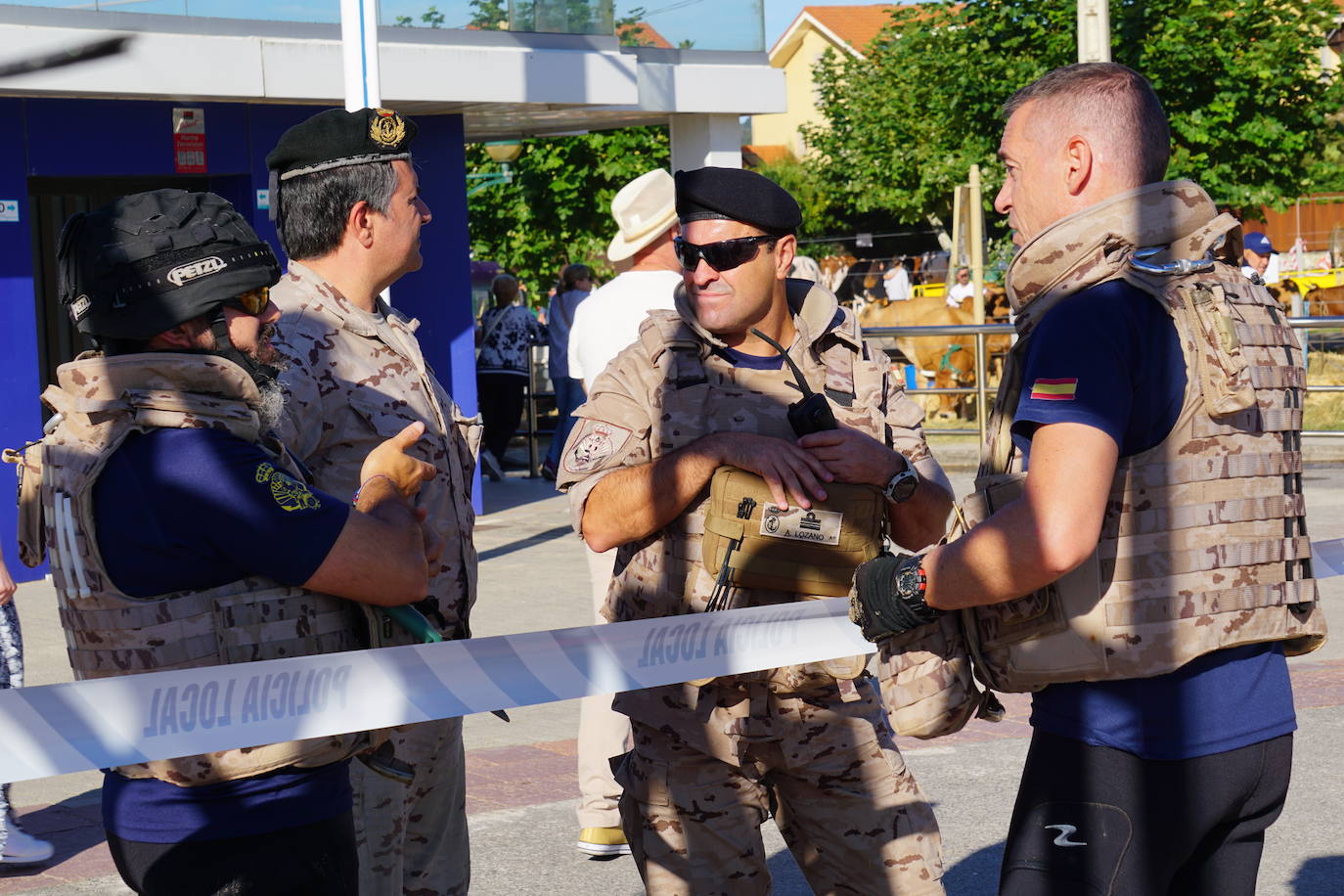 Fotos: Gran despliegue en Ribadesella para retirar el artefacto hallado en la playa