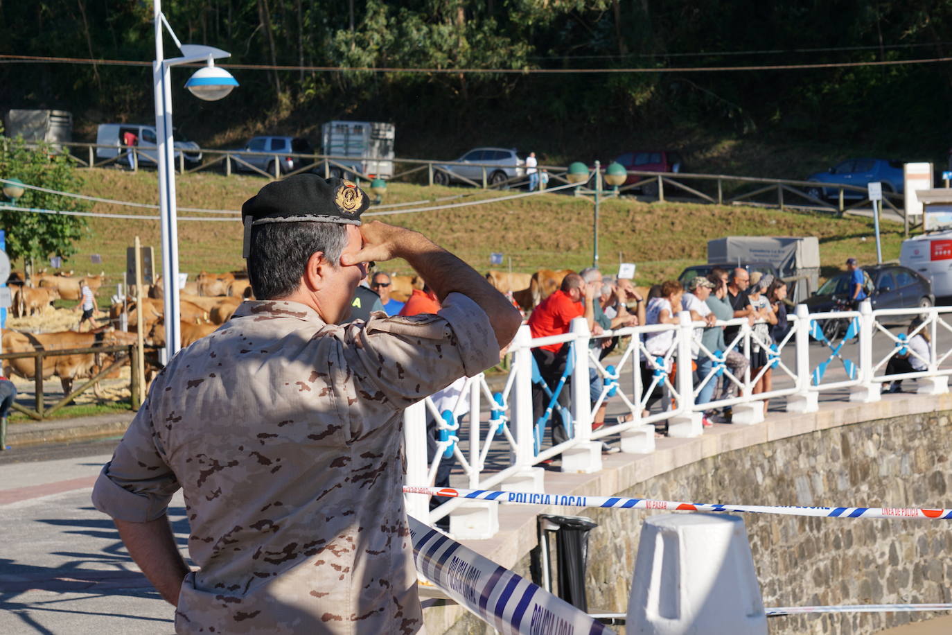 Fotos: Gran despliegue en Ribadesella para retirar el artefacto hallado en la playa