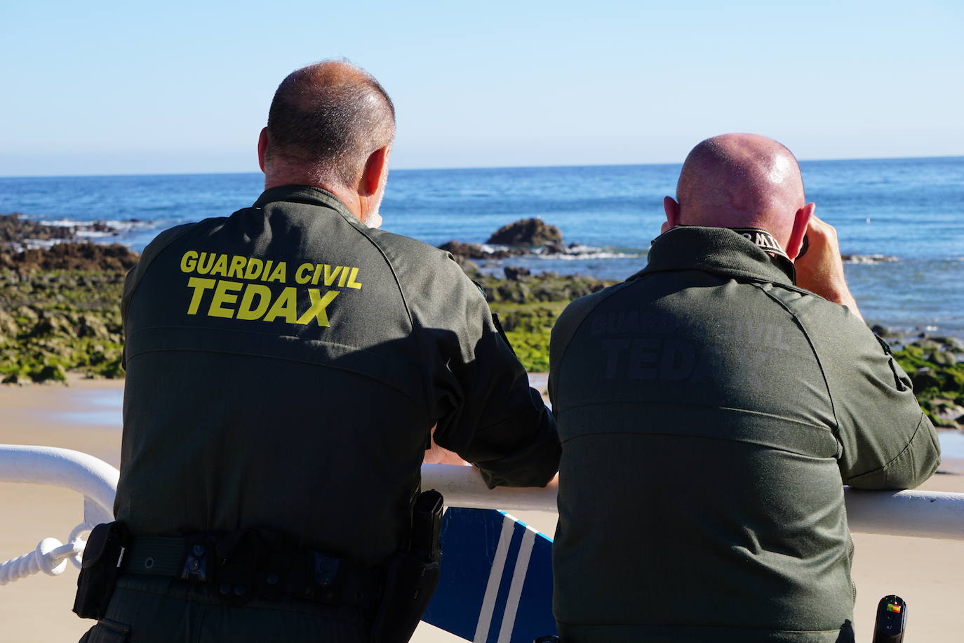 Fotos: Gran despliegue en Ribadesella para retirar el artefacto hallado en la playa