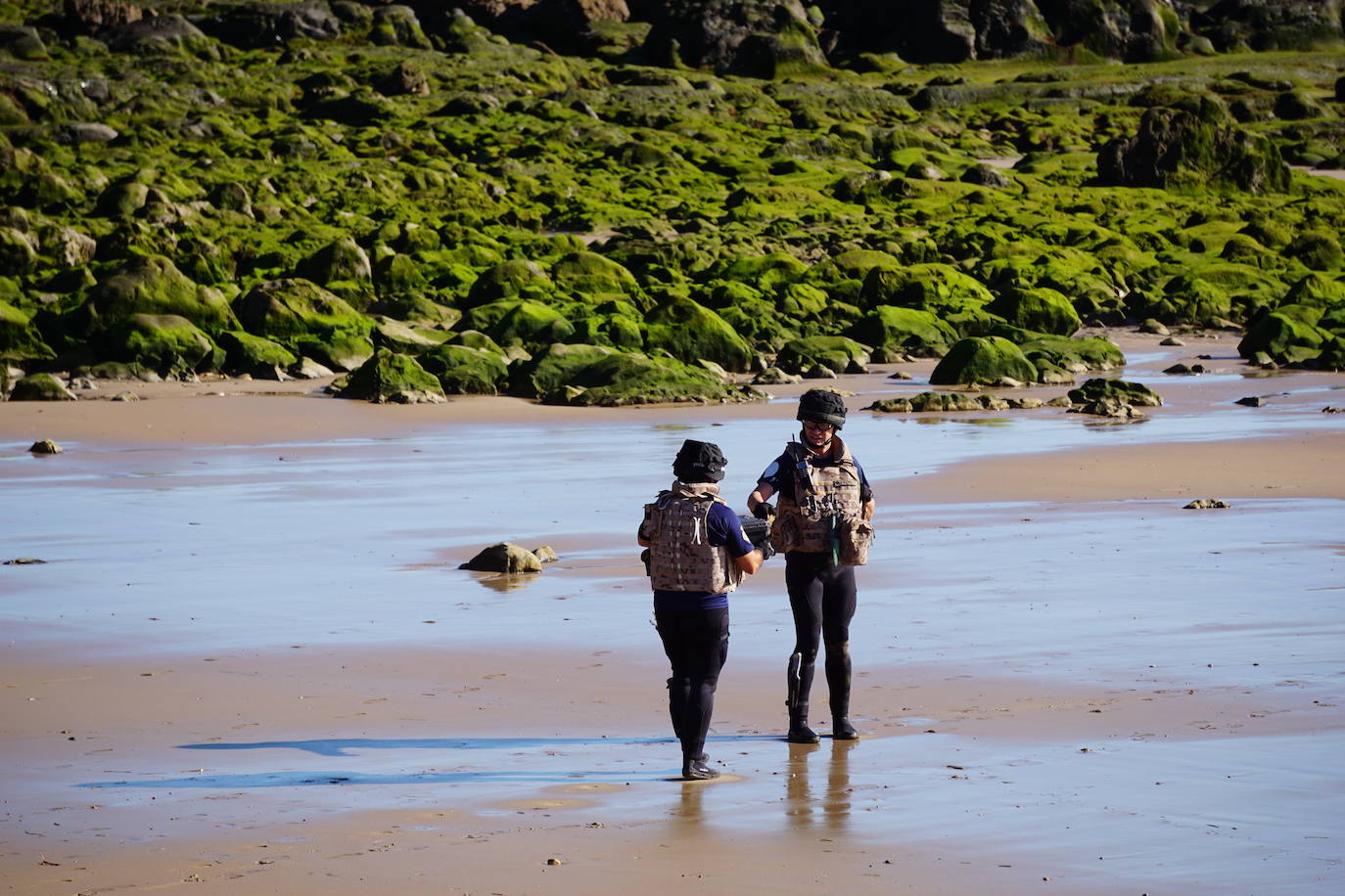 Fotos: Gran despliegue en Ribadesella para retirar el artefacto hallado en la playa