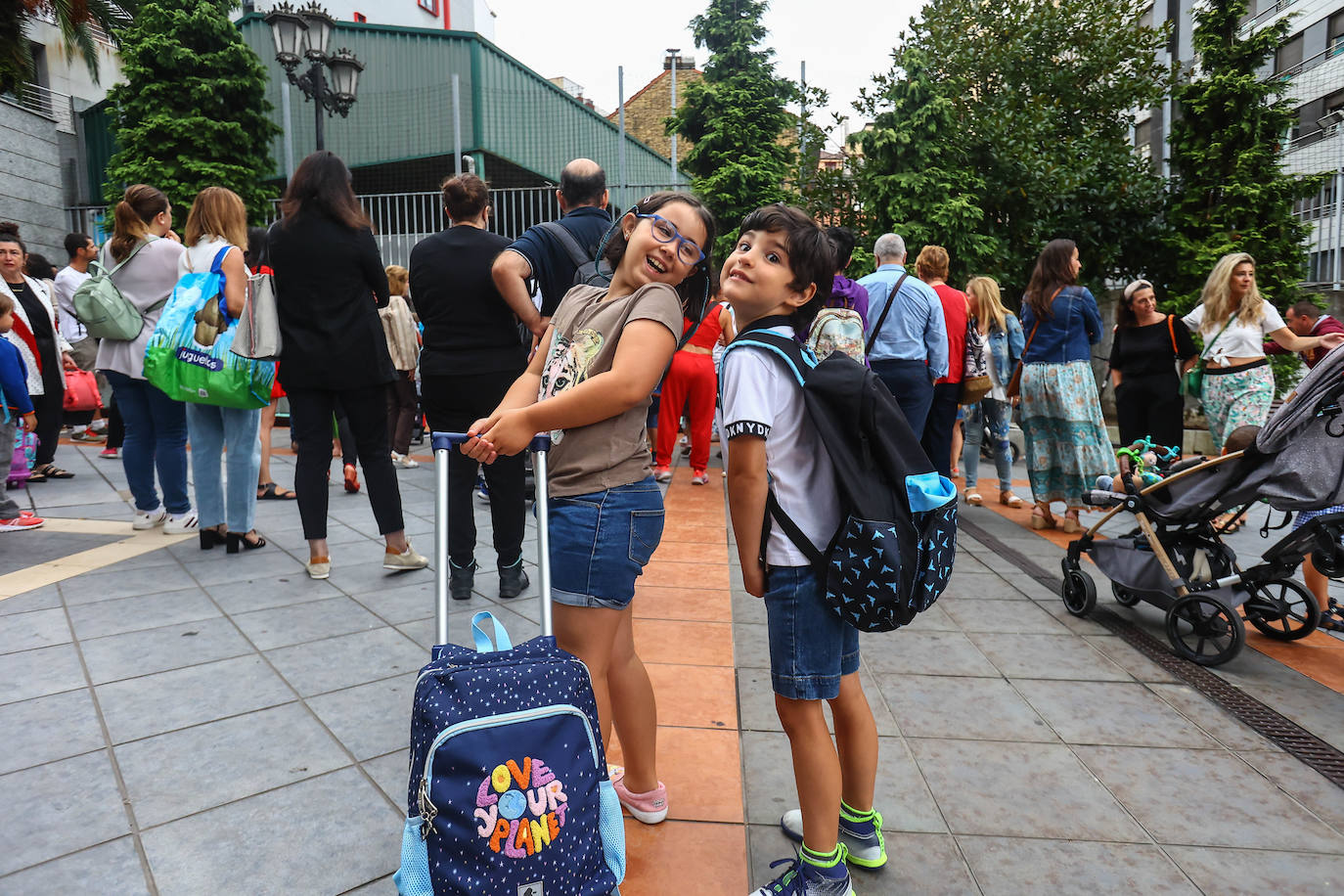 Fotos: Emoción y reencuentros en un curso escolar cambiado