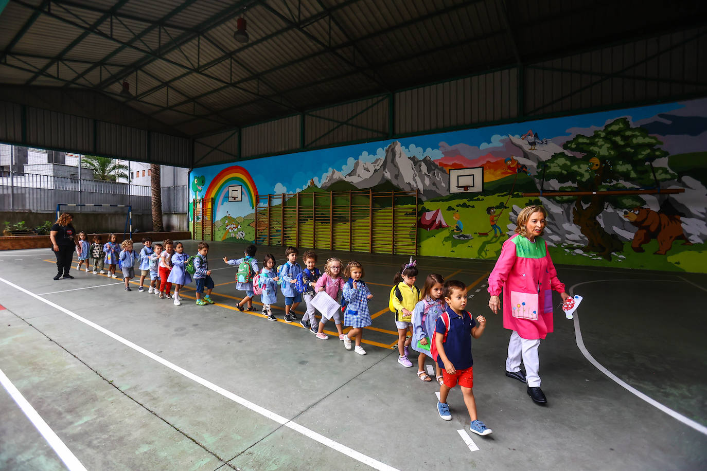 Fotos: Emoción y reencuentros en un curso escolar cambiado