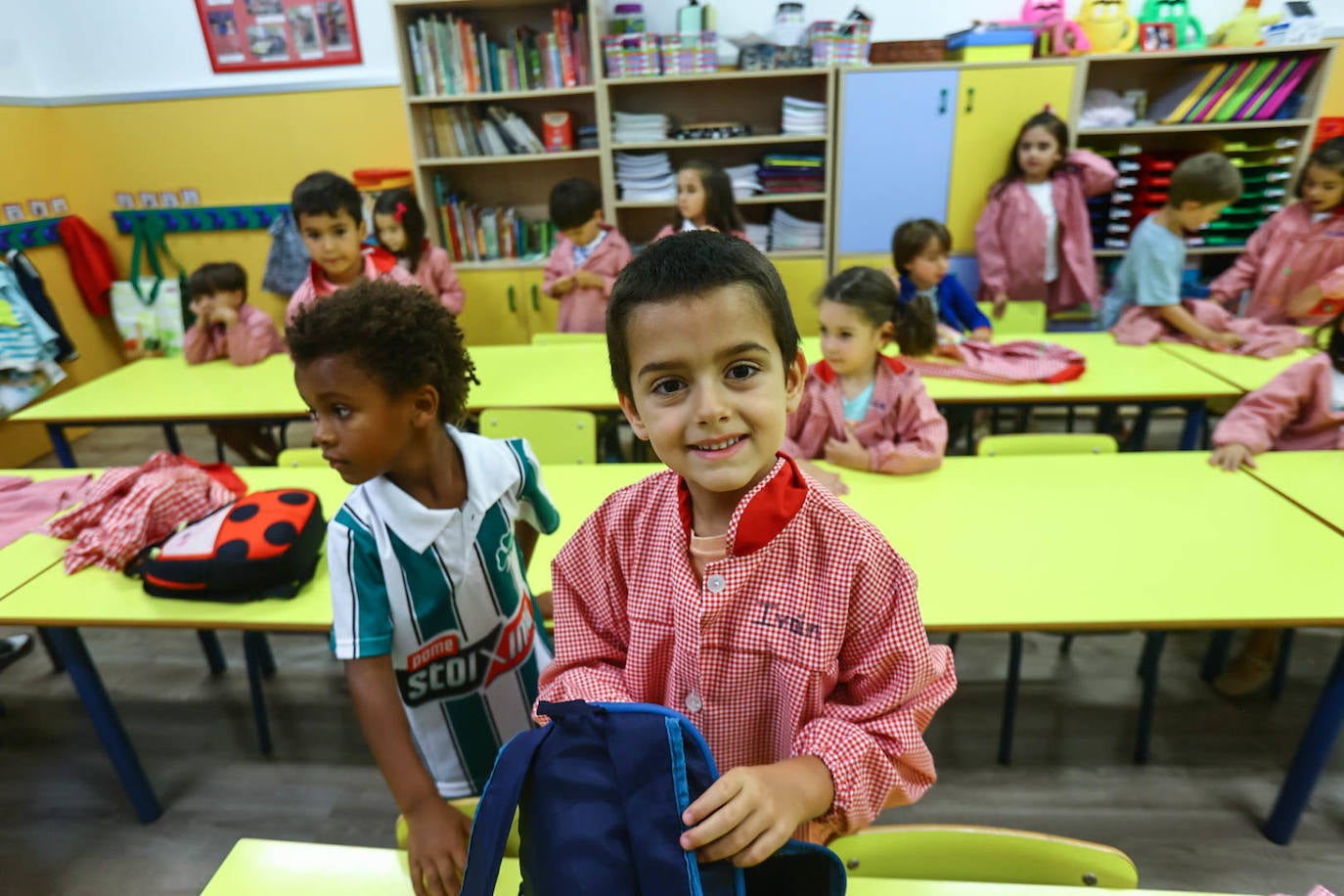 Fotos: Emoción y reencuentros en un curso escolar cambiado