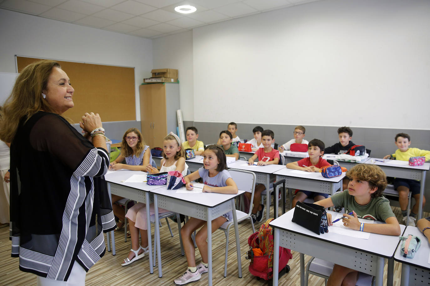 Fotos: Emoción y reencuentros en un curso escolar cambiado