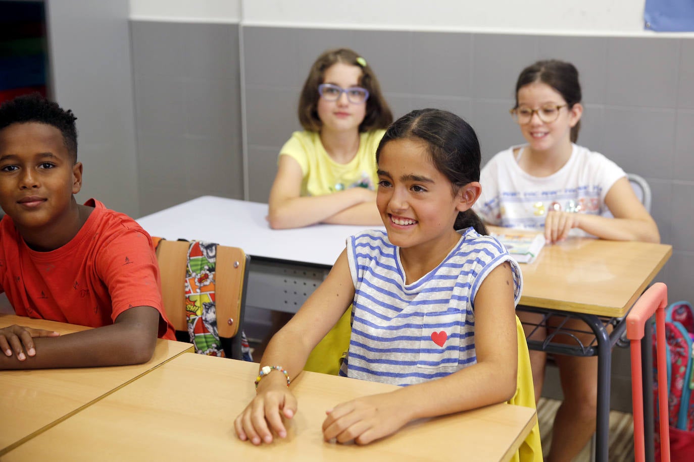 Fotos: Emoción y reencuentros en un curso escolar cambiado