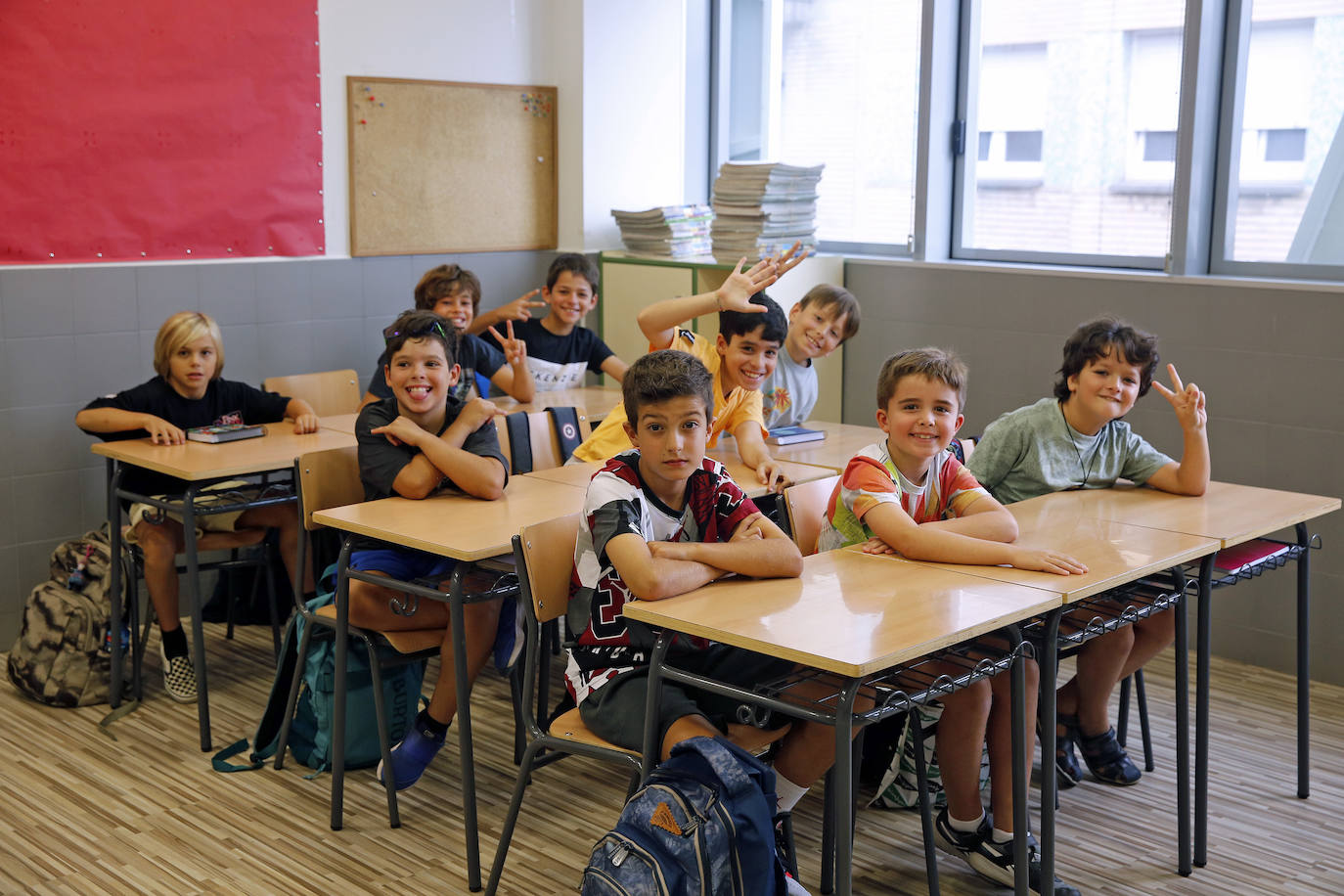 Fotos: Emoción y reencuentros en un curso escolar cambiado