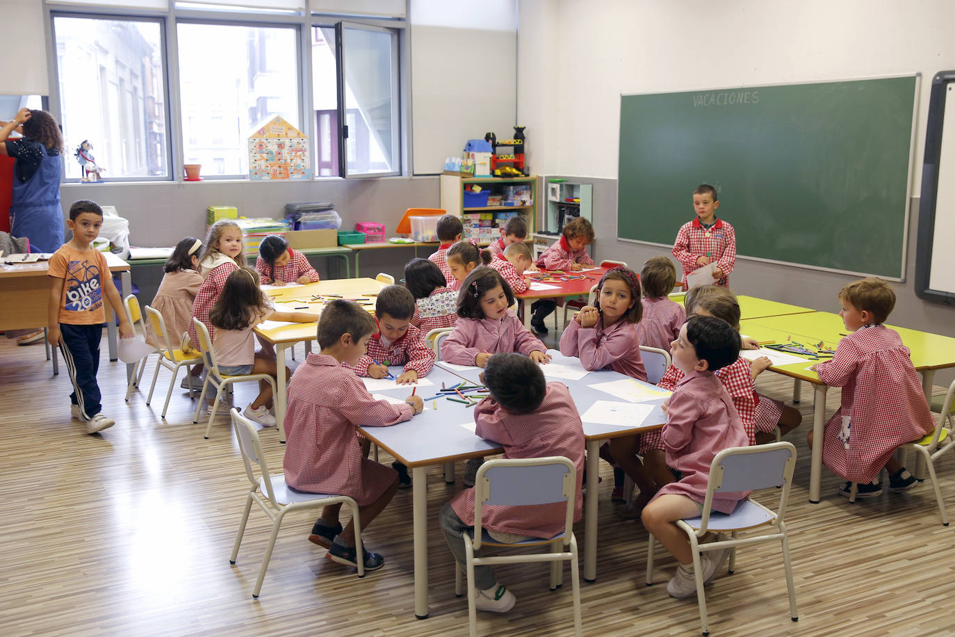 Fotos: Emoción y reencuentros en un curso escolar cambiado