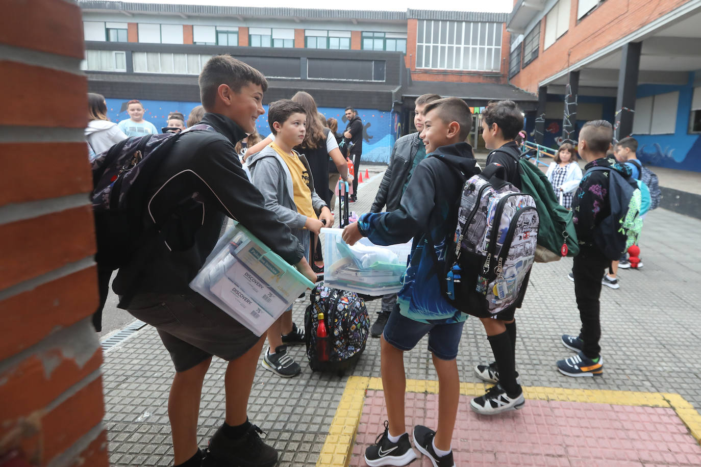 Fotos: Emoción y reencuentros en un curso escolar cambiado