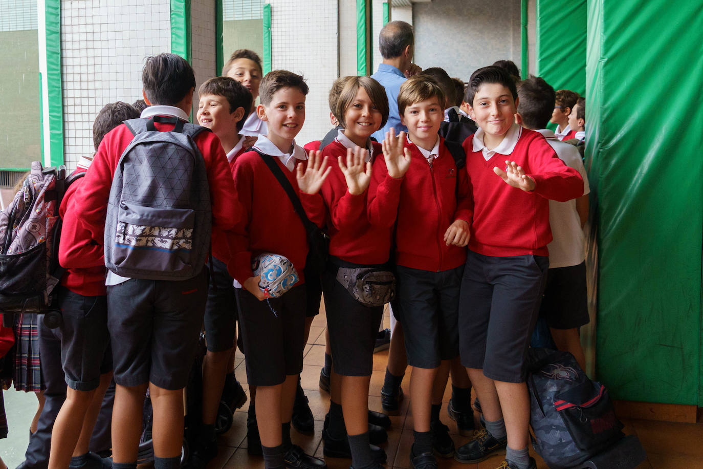 Fotos: Emoción y reencuentros en un curso escolar cambiado