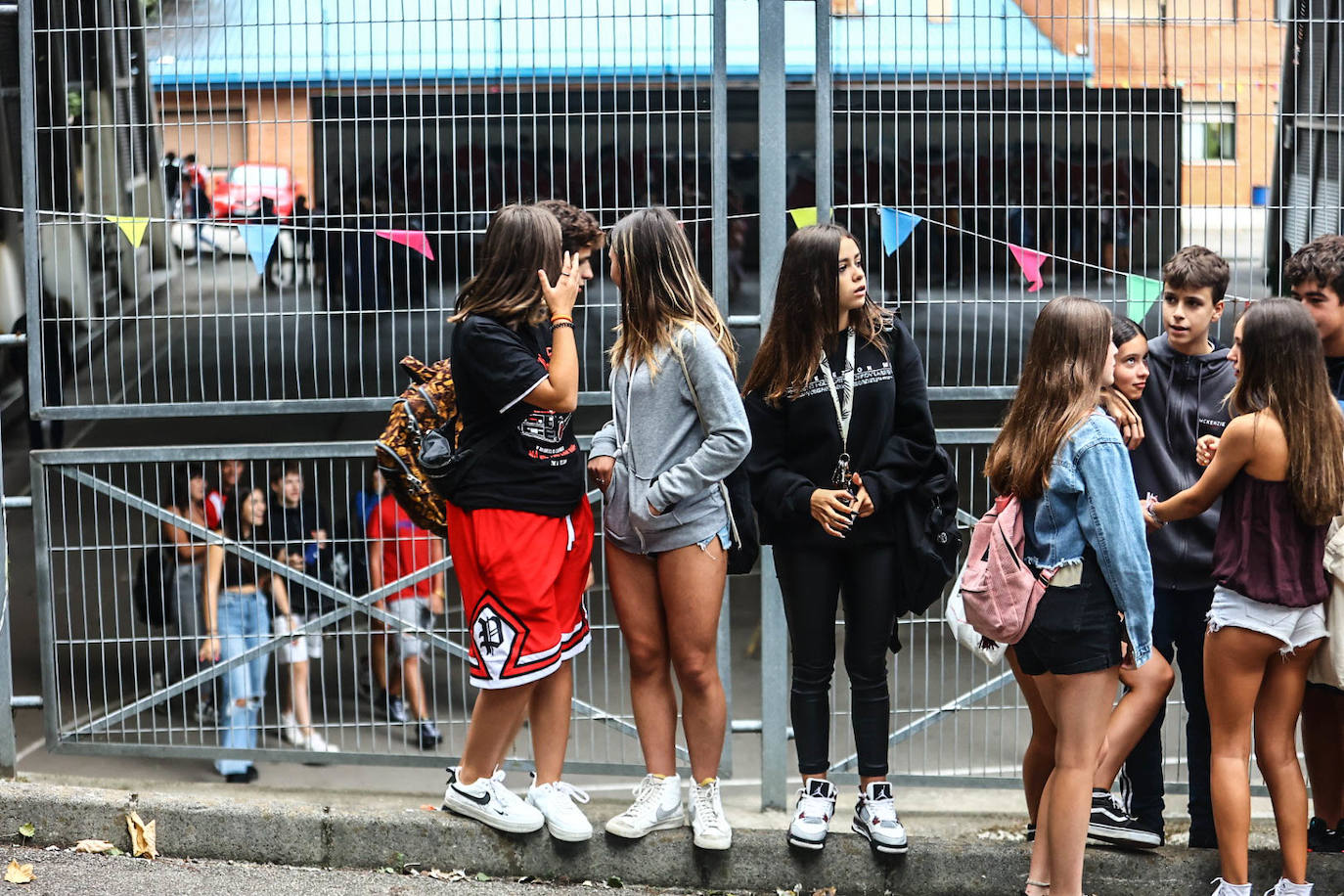 Fotos: Emoción y reencuentros en un curso escolar cambiado