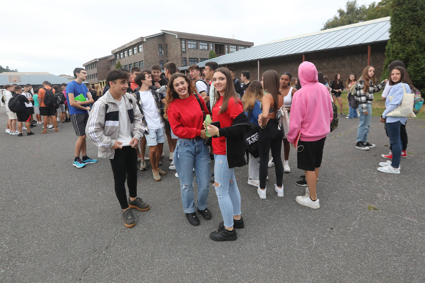 Fotos: Emoción y reencuentros en un curso escolar cambiado