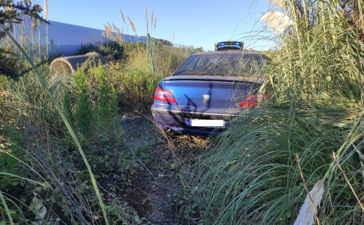 El vehículo se salió de la calzada y acabó en una zona verde en la carretera del faro. 