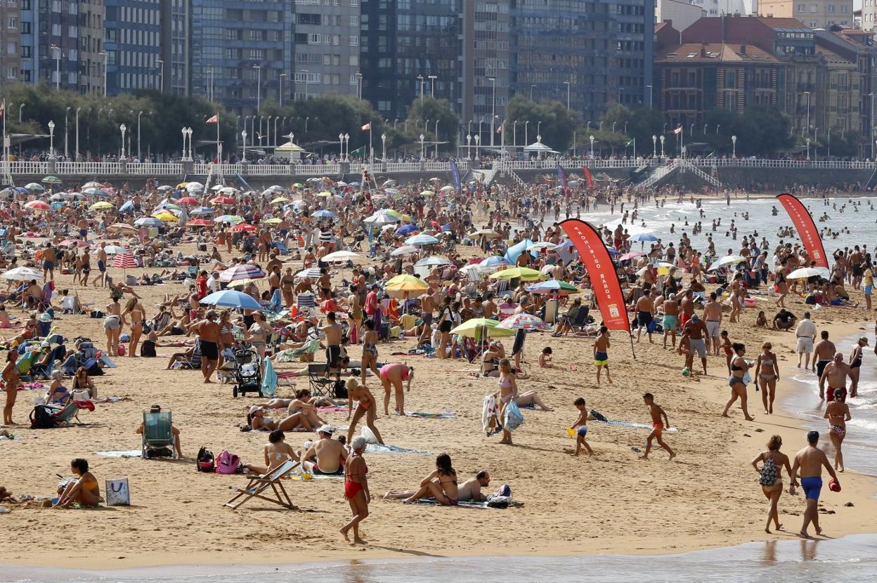 Playa de San Lorenzo, ayer, llena de usuarios que aprovecharon el domingo de sol y calor para pasar la jornada. 