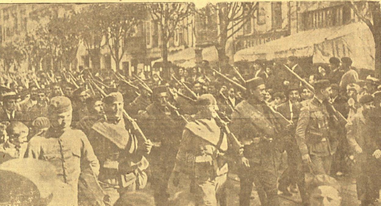 El desfile de los soldados retornados, por la calle Corrida