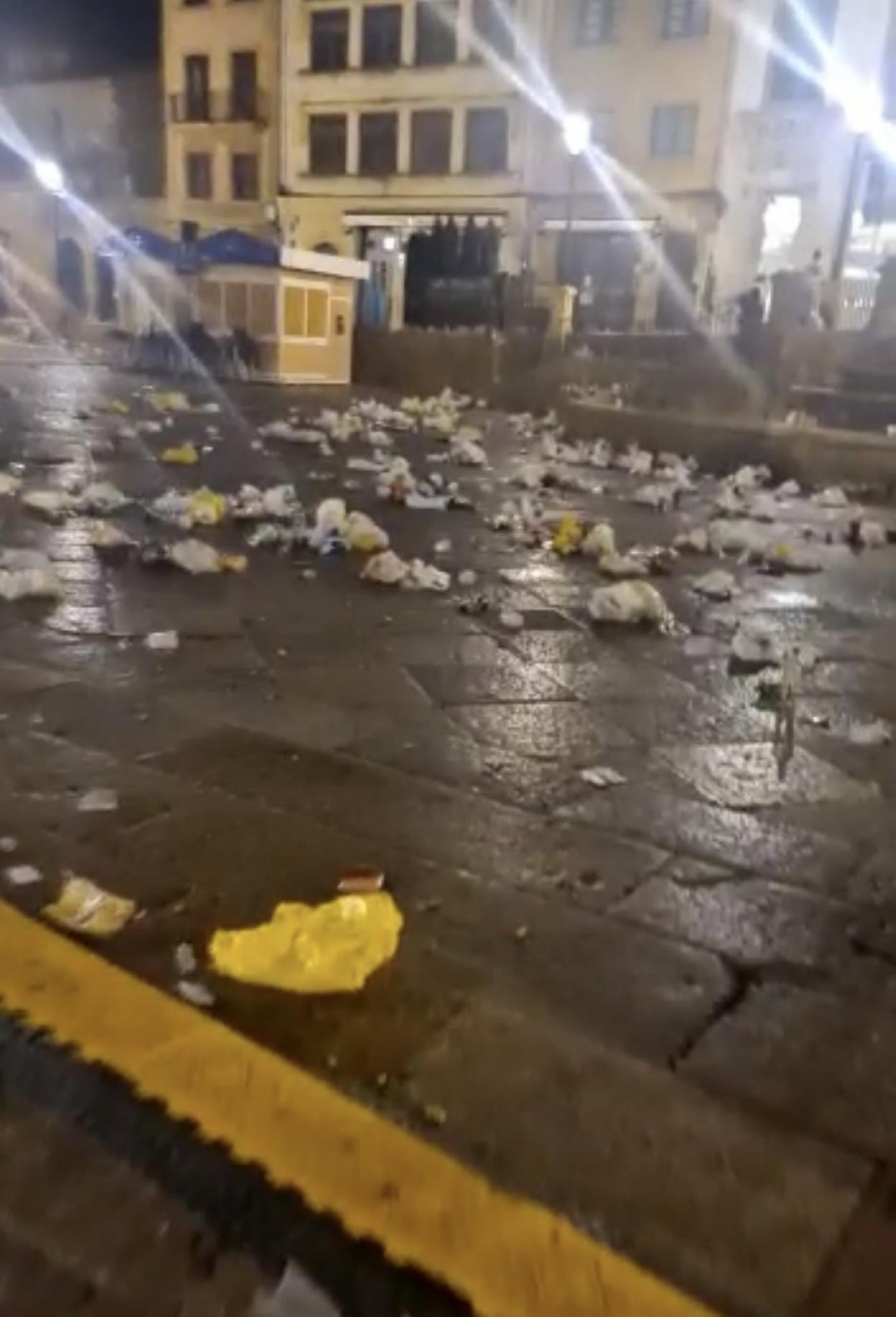 Restos del botellón celebrado la noche del sábado en la plaza de la Catedral. 