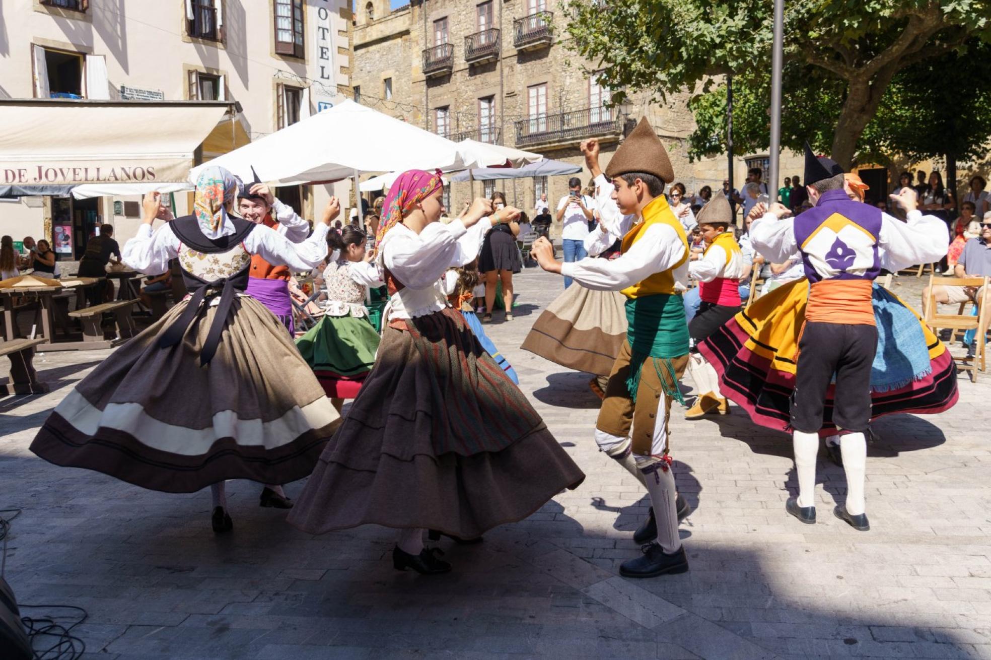 Actuación del grupo Trabiecu en la plaza de Jovellanos, en Cimavilla. 