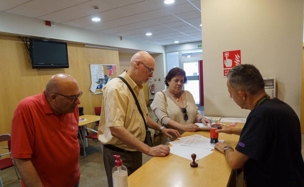 Hortensia Fernández, Guillermo Pescador y José Manuel León, en la Casa del Pueblo. 