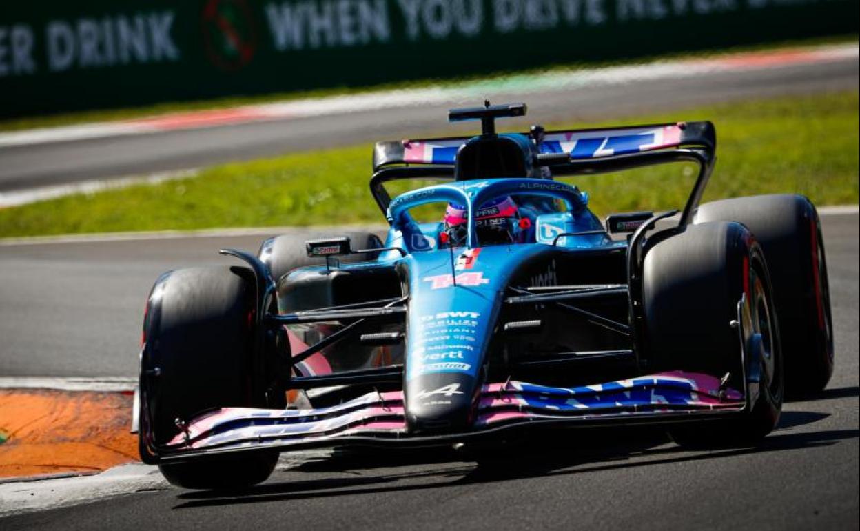 Fernando Alonso, al volante de su Alpine, durante el Gran Premio de Italia. 