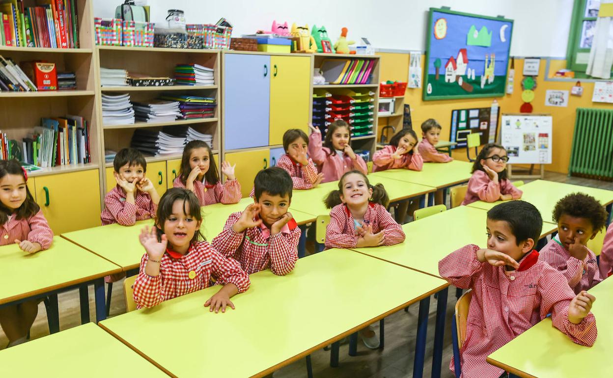 Alumnos del colegio ovetense Dolores Medio. 