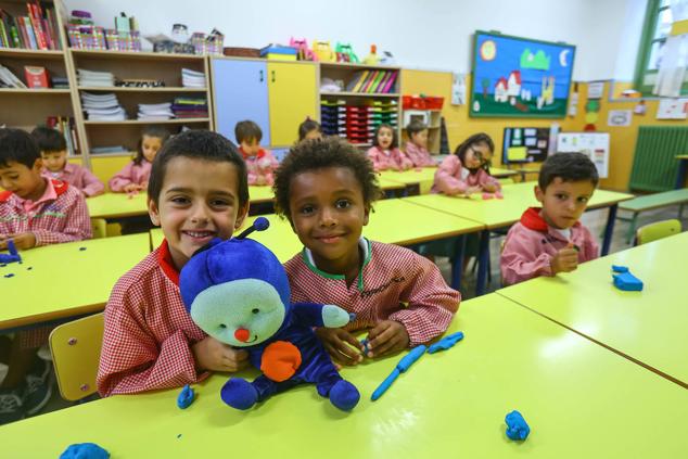 Fotos: Emoción y reencuentros en un curso escolar cambiado