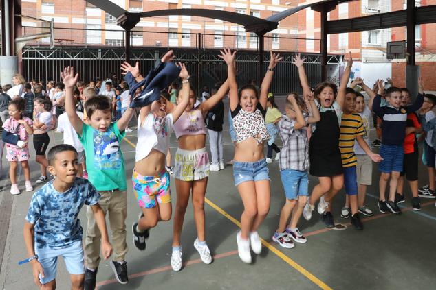 Fotos: Emoción y reencuentros en un curso escolar cambiado