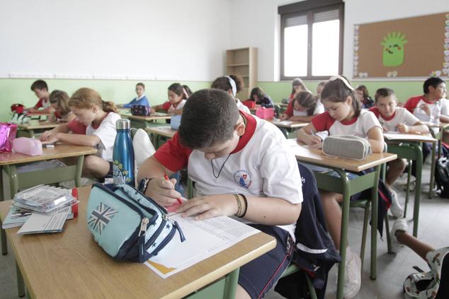 Fotos: Emoción y reencuentros en un curso escolar cambiado