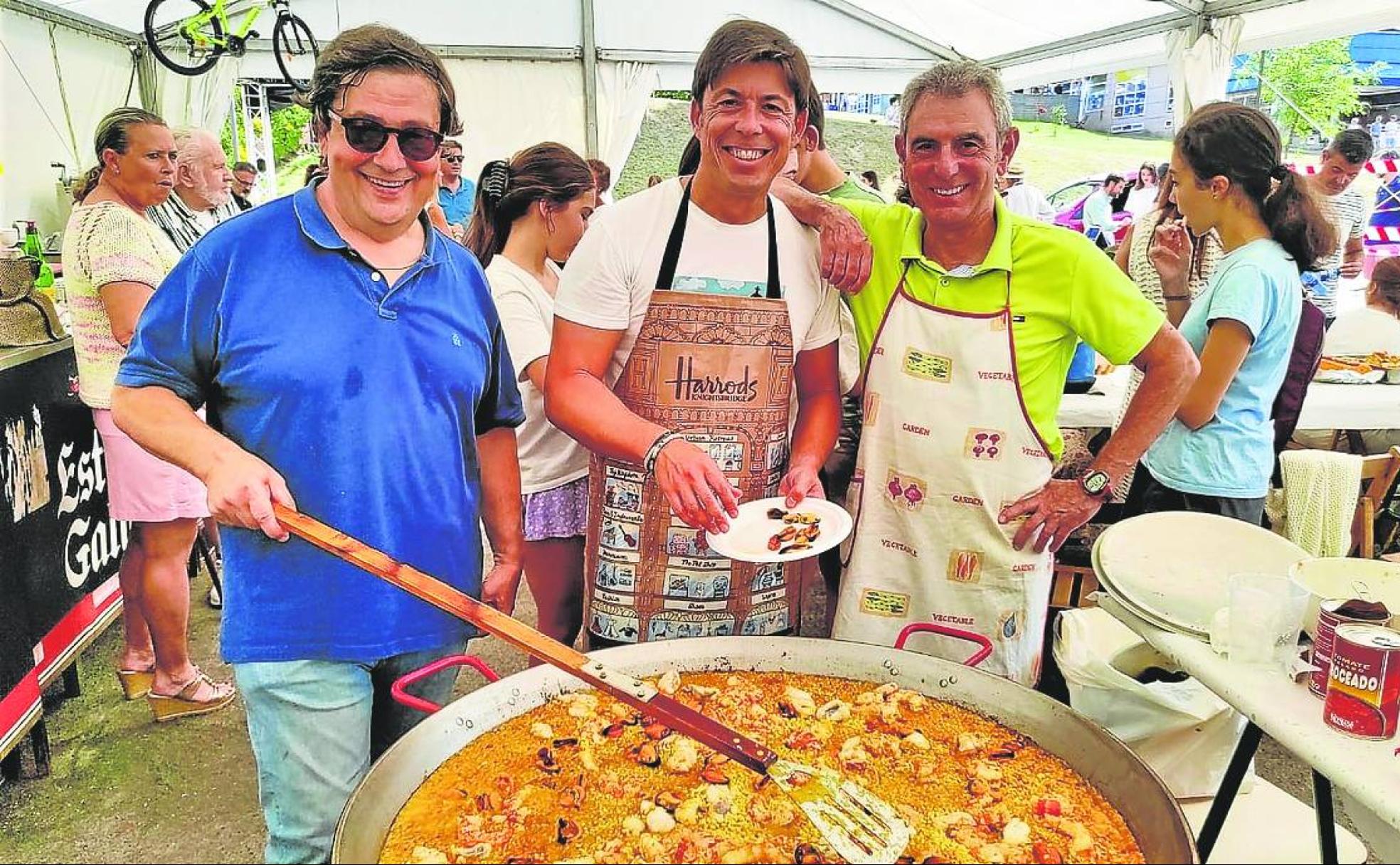 Juan Carlos Higón, Francisco Viesca y Rafael Barquero con su paella para cuarenta.